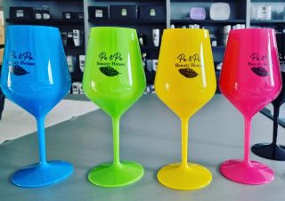 A jaké krásné sklenice dodáme Vám? Napište si o cenu s logem či bez: info@nerozbitnesklenice.cz Krasa a elegance + Klid a...