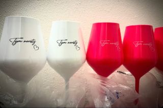 A jaké krásné sklenice dodáme Vám? Napište si o cenu s logem či bez: info@nerozbitnesklenice.cz Krasa a elegance + Klid a...