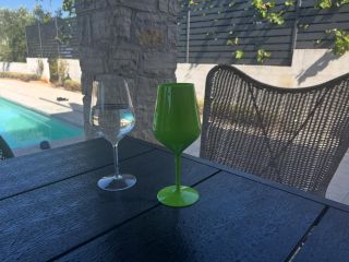 A jaké sklenice dodáme vám? Na doma i do firmy. Potřebujete 2 kusy, 6, 12, nebo rovnou 100 kusů? Číré, barevné, s potiskem...