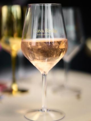 A jaké krásné sklenice dodáme Vám? Napište si o cenu s logem či bez: info@nerozbitnesklenice.cz Krasa a elegance + Klid a...