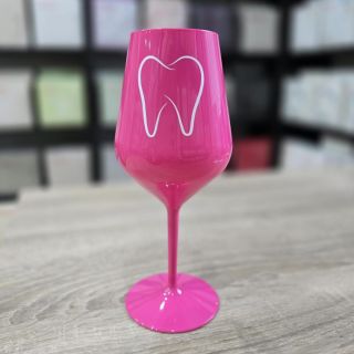 A jaké sklenice dodáme vám? Na doma i do firmy. Potřebujete 2 kusy, 6, 12, nebo rovnou 100 kusů? Číré, barevné, s potiskem...