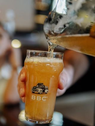 A jaké sklenice dodáme vám? Na doma i do firmy. Potřebujete 2 kusy, 6, 12, nebo rovnou 100 kusů? Číré, barevné, s potiskem...