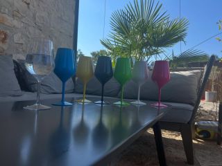 A jaké sklenice dodáme vám? Na doma i do firmy. Potřebujete 2 kusy, 6, 12, nebo rovnou 100 kusů? Číré, barevné, s potiskem...