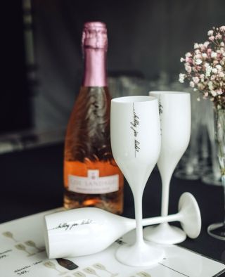 A jaké sklenice dodáme vám? Na doma i do firmy. Potřebujete 2 kusy, 6, 12, nebo rovnou 100 kusů? Číré, barevné, s potiskem...