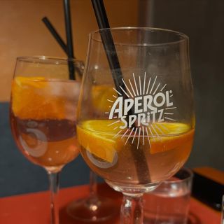 A jaké sklenice dodáme vám? Na doma i do firmy. Potřebujete 2 kusy, 6, 12, nebo rovnou 100 kusů? Číré, barevné, s potiskem...