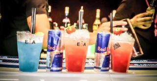 A jaké sklenice dodáme vám? Na doma i do firmy. Potřebujete 2 kusy, 6, 12, nebo rovnou 100 kusů? Číré, barevné, s potiskem...