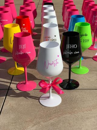 A jaké sklenice dodáme vám? Na doma i do firmy. Potřebujete 2 kusy, 6, 12, nebo rovnou 100 kusů? Číré, barevné, s potiskem...