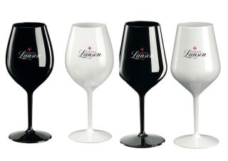 A jaké sklenice dodáme vám? Na doma i do firmy. Potřebujete 2 kusy, 6, 12, nebo rovnou 100 kusů? Číré, barevné, s potiskem...