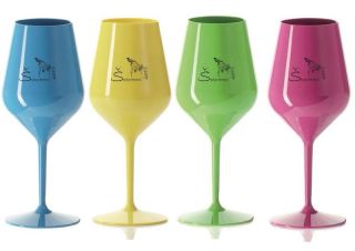 A jaké sklenice dodáme vám? Na doma i do firmy. Potřebujete 2 kusy, 6, 12, nebo rovnou 100 kusů? Číré, barevné, s potiskem...