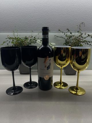 A jaké sklenice dodáme vám? Na doma i do firmy. Potřebujete 2 kusy, 6, 12, nebo rovnou 100 kusů? Číré, barevné, s potiskem...