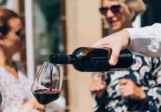 A jaké sklenice dodáme vám? Na doma i do firmy. Potřebujete 2 kusy, 6, 12, nebo rovnou 100 kusů? Číré, barevné, s potiskem...