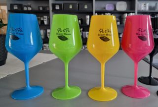 A jaké sklenice dodáme vám? Na doma i do firmy. Potřebujete 2 kusy, 6, 12, nebo rovnou 100 kusů? Číré, barevné, s potiskem...