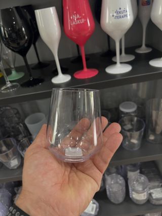 A jaké dodáme vám? Jak na doma, tak do firmy. Potřebujete 2 kusy, 6, 12, nebo rovnou 100 kusů? Číré, barevné, s potiskem...