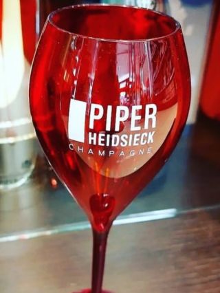 A jaké krásné sklenice vyrobíme Vám? Krása, elegance, klid, pohoda a hlavně bezpečí www.nerozbitnesklenice.cz