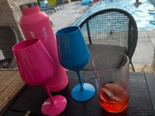 A jaké sklenice dodáme vám? Na doma i do firmy. Potřebujete 2 kusy, 6, 12, nebo rovnou 100 kusů? Číré, barevné, s potiskem...