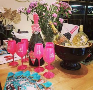 Dárky na poslední chvíli? Žádný problém – my stále stíháme! Chcete potěšit rodinu, kolegy, nebo firemní partnery něčím...