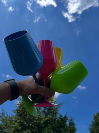 A jaké dodáme vám? Jak na doma, tak do firmy. Potřebujete 2 kusy, 6, 12, nebo rovnou 100 kusů? Číré, barevné, s potiskem...