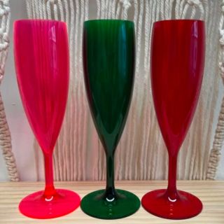 A jaké sklenice dodáme vám? Na doma i do firmy. Potřebujete 2 kusy, 6, 12, nebo rovnou 100 kusů? Číré, barevné, s potiskem...