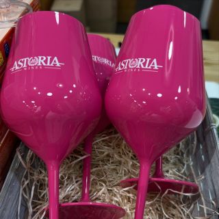 A jaké sklenice dodáme vám? Na doma i do firmy. Potřebujete 2 kusy, 6, 12, nebo rovnou 100 kusů? Číré, barevné, s potiskem...