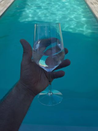 A jaké sklenice dodáme vám? Na doma i do firmy. Potřebujete 2 kusy, 6, 12, nebo rovnou 100 kusů? Číré, barevné, s potiskem...