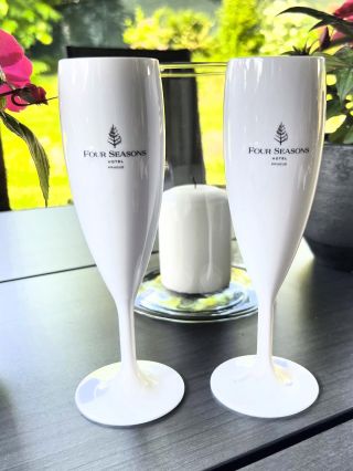 A jaké sklenice dodáme vám? Na doma i do firmy. Potřebujete 2 kusy, 6, 12, nebo rovnou 100 kusů? Číré, barevné, s potiskem...