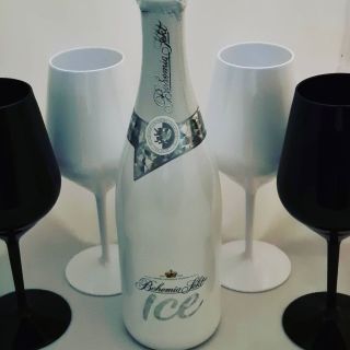 A jaké sklenice dodáme vám? Na doma i do firmy. Potřebujete 2 kusy, 6, 12, nebo rovnou 100 kusů? Číré, barevné, s potiskem...