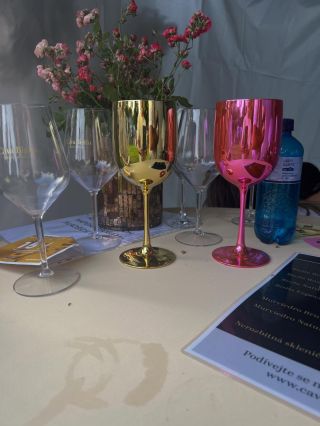 A jaké sklenice dodáme vám? Na doma i do firmy. Potřebujete 2 kusy, 6, 12, nebo rovnou 100 kusů? Číré, barevné, s potiskem...