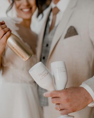 A jaké sklenice dodáme vám? Na doma i do firmy. Potřebujete 2 kusy, 6, 12, nebo rovnou 100 kusů? Číré, barevné, s potiskem...