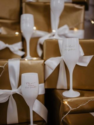 A jaké sklenice dodáme vám? Na doma i do firmy. Potřebujete 2 kusy, 6, 12, nebo rovnou 100 kusů? Číré, barevné, s potiskem...