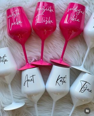 A jaké sklenice dodáme vám? Na doma i do firmy. Potřebujete 2 kusy, 6, 12, nebo rovnou 100 kusů? Číré, barevné, s potiskem...