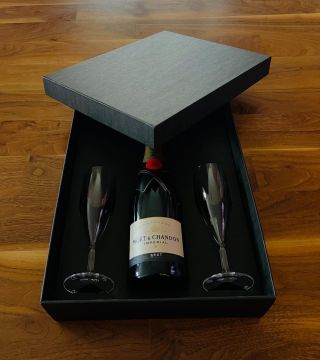 A jaké sklenice dodáme vám? Na doma i do firmy. Potřebujete 2 kusy, 6, 12, nebo rovnou 100 kusů? Číré, barevné, s potiskem...