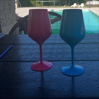 A jaké sklenice dodáme vám? Na doma i do firmy. Potřebujete 2 kusy, 6, 12, nebo rovnou 100 kusů? Číré, barevné, s potiskem...