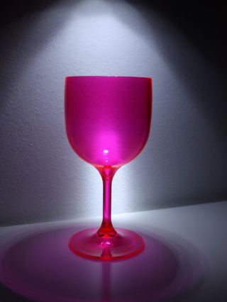 A jaké sklenice dodáme vám? Na doma i do firmy. Potřebujete 2 kusy, 6, 12, nebo rovnou 100 kusů? Číré, barevné, s potiskem...