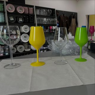 A jaké sklenice dodáme vám? Na doma i do firmy. Potřebujete 2 kusy, 6, 12, nebo rovnou 100 kusů? Číré, barevné, s potiskem...