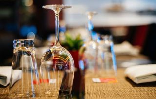 A jaké sklenice dodáme vám? Na doma i do firmy. Potřebujete 2 kusy, 6, 12, nebo rovnou 100 kusů? Číré, barevné, s potiskem...