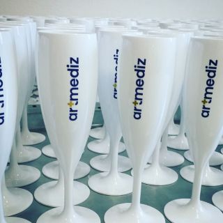 A jaké sklenice dodáme vám? Na doma i do firmy. Potřebujete 2 kusy, 6, 12, nebo rovnou 100 kusů? Číré, barevné, s potiskem...