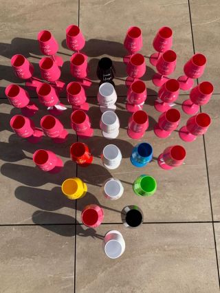 A jaké sklenice dodáme vám? Na doma i do firmy. Potřebujete 2 kusy, 6, 12, nebo rovnou 100 kusů? Číré, barevné, s potiskem...