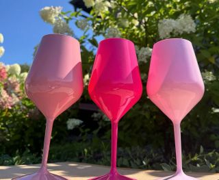 A jaké sklenice dodáme vám? Na doma i do firmy. Potřebujete 2 kusy, 6, 12, nebo rovnou 100 kusů? Číré, barevné, s potiskem...