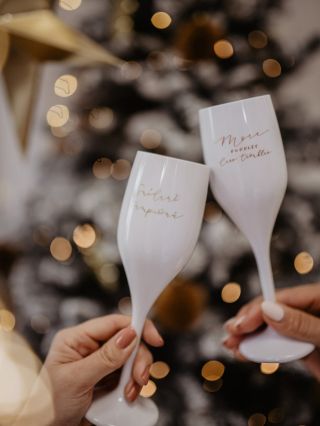 A jaké sklenice dodáme vám? Na doma i do firmy. Potřebujete 2 kusy, 6, 12, nebo rovnou 100 kusů? Číré, barevné, s potiskem...