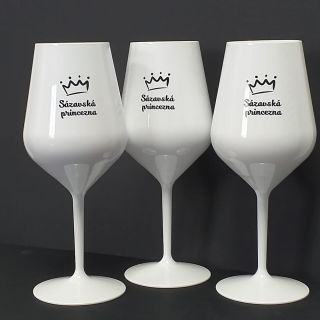 A jaké sklenice dodáme vám? Na doma i do firmy. Potřebujete 2 kusy, 6, 12, nebo rovnou 100 kusů? Číré, barevné, s potiskem...