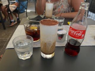 A jaké sklenice dodáme vám? Na doma i do firmy. Potřebujete 2 kusy, 6, 12, nebo rovnou 100 kusů? Číré, barevné, s potiskem...