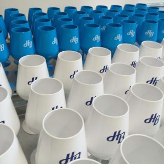 A jaké sklenice dodáme vám? Na doma i do firmy. Potřebujete 2 kusy, 6, 12, nebo rovnou 100 kusů? Číré, barevné, s potiskem...